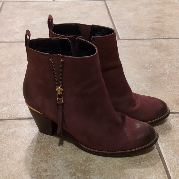 Steve Madden Maroon Ankle Booties with Gold Zipper - Picture 1 of 5